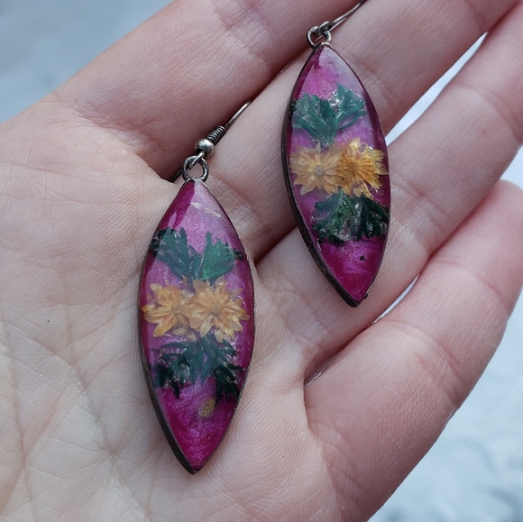 Vintage 60's-70's OOAK Lucite Floral Earrings - Picture 3 of 5